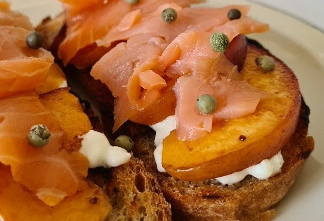 Bruschette al salmone con pesche e pepe verde